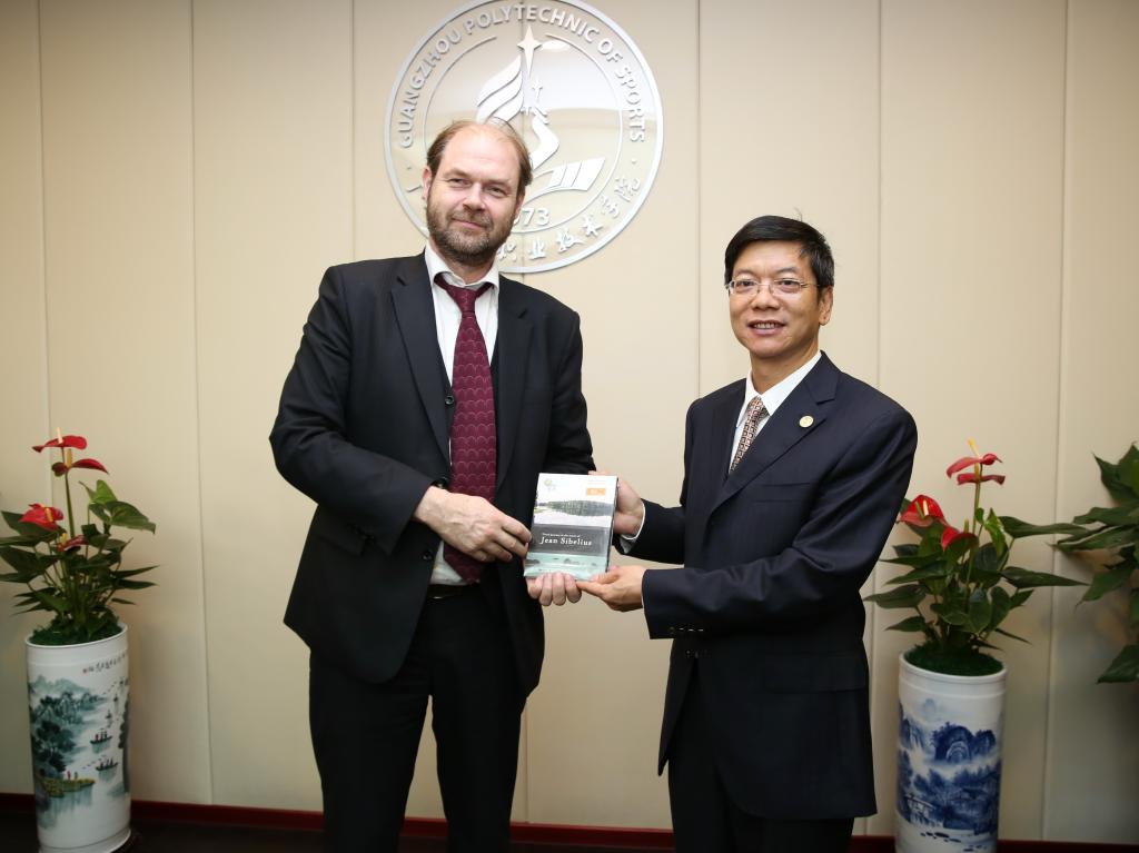 我院常务副院长黄德敏代表学院接受参赞赠与的纪念品