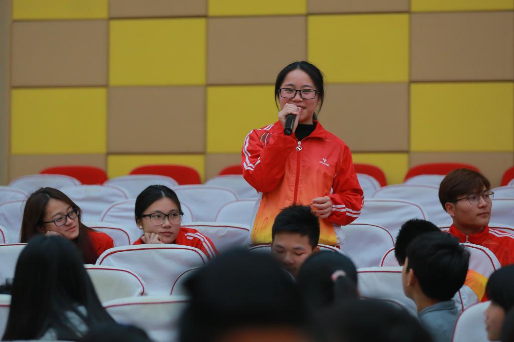 我院学生与嘉宾互动
