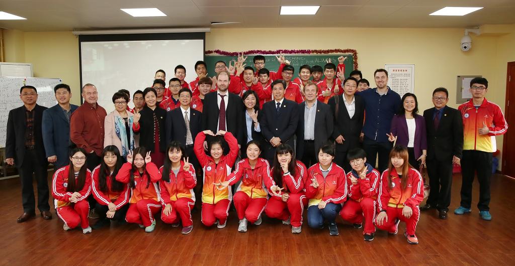 芬兰驻中国大使馆教育与科学参赞一行还观摩了15级体育服务与运营(中外)班的体育管理技能课程