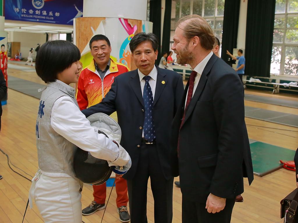 参观我院击剑馆,了解运动员训练情况