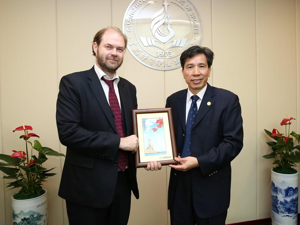 我院党委书记孔茂胜代表学院向参赞致送纪念品
